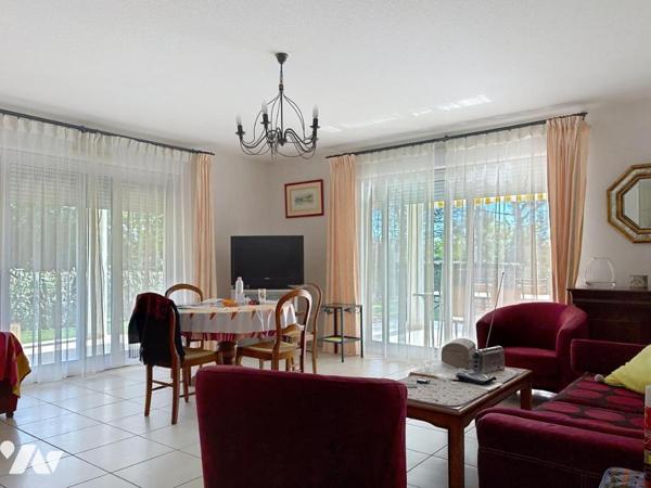 Appartement de trois pièces en rez de jardin avec cave et garage dans une résidence de standing