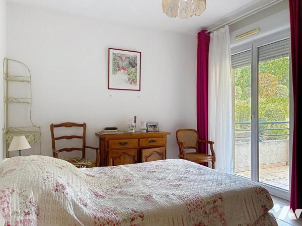 Appartement de trois pièces en rez de jardin avec cave et garage dans une résidence de standing