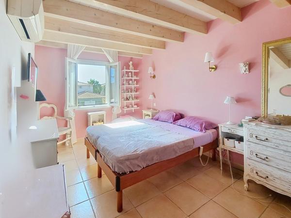 VILLA D'ENVIRON DE 140 m², PISCINE ET GARAGE