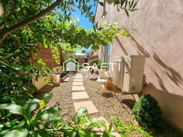 VILLA D'ENVIRON DE 140 m², PISCINE ET GARAGE