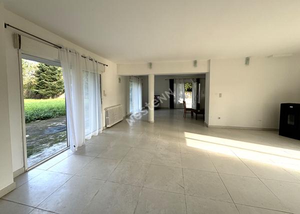 Grande maison récente de 320 m² sur un terrain de 2392 m2 avec partie constructible pour une seconde maison indépendante