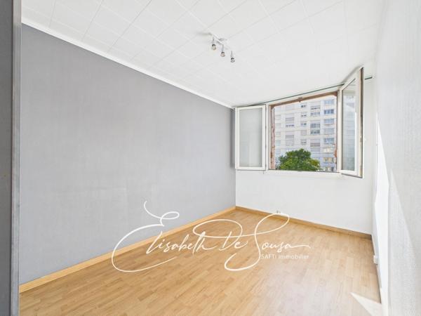 Appartement lumineux en dernier étage