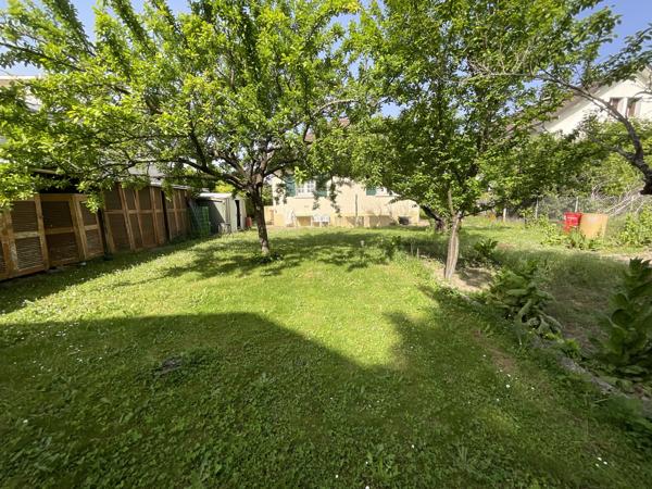 Bourgoin-Jallieu (38300) À vendre maison à rafraîchir , Bourgoin-Jallieu (secteur l'Oiselet) sur 773 m² de terrain en zone UC