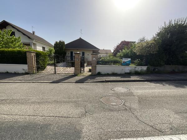 Bourgoin-Jallieu (38300) À vendre maison à rafraîchir , Bourgoin-Jallieu (secteur l'Oiselet) sur 773 m² de terrain en zone UC