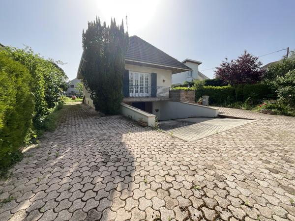 Bourgoin-Jallieu (38300) À vendre maison à rafraîchir , Bourgoin-Jallieu (secteur l'Oiselet) sur 773 m² de terrain en zone UC