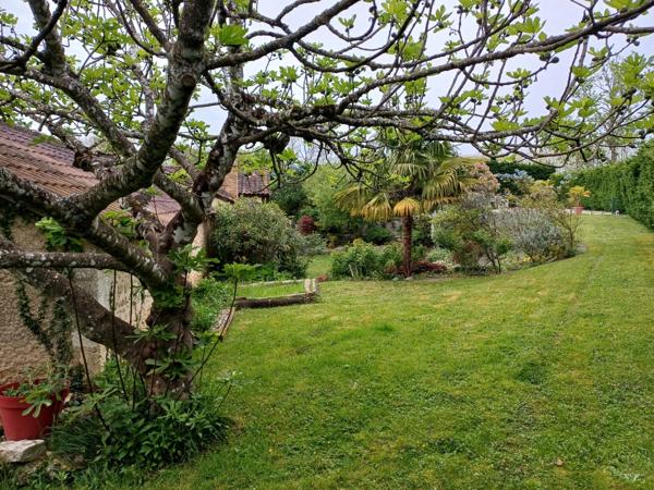 Bel ensemble immobilier avec 1 gite ou maison d'amis, piscine, au calme et sans vis à vis