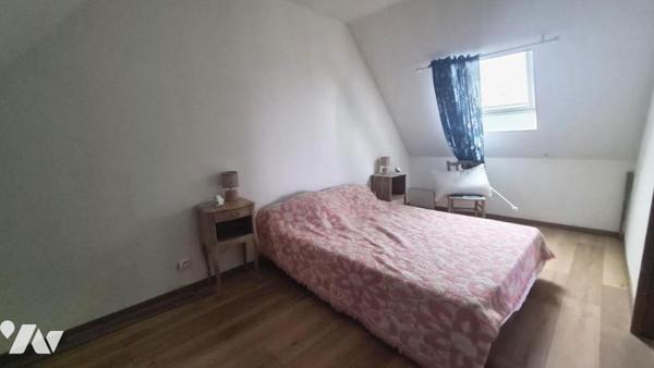 Maison sur 3704 m² avec dépendances en briques.