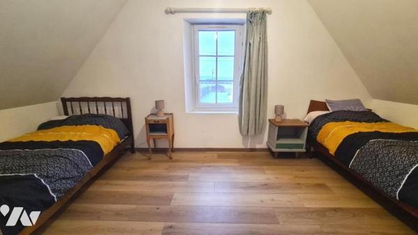 Maison sur 3704 m² avec dépendances en briques.