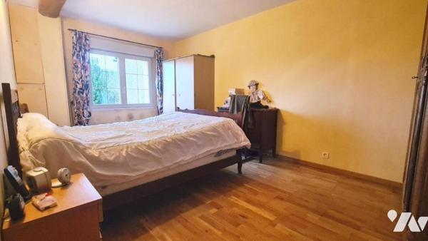Maison sur 3704 m² avec dépendances en briques.
