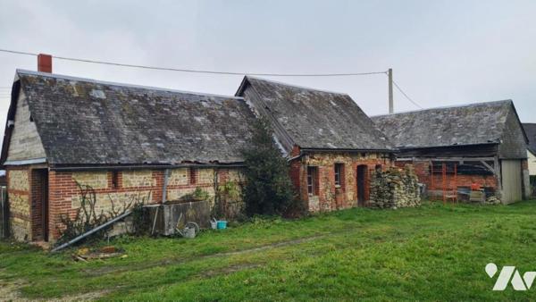 Maison sur 3704 m² avec dépendances en briques.