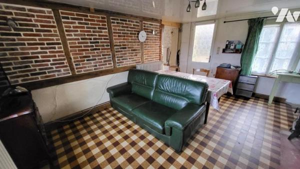 Maison sur 3704 m² avec dépendances en briques.