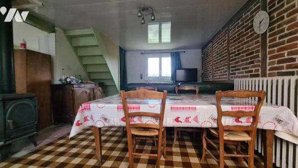 Maison sur 3704 m² avec dépendances en briques.