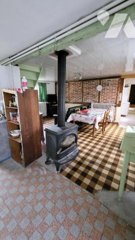 Maison sur 3704 m² avec dépendances en briques.