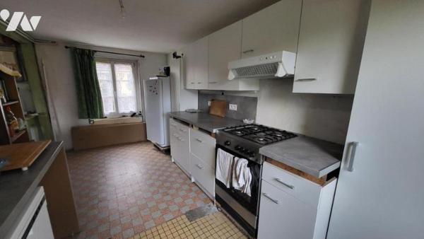 Maison sur 3704 m² avec dépendances en briques.