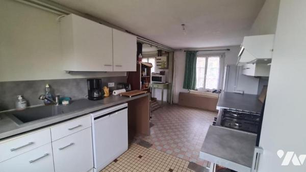 Maison sur 3704 m² avec dépendances en briques.