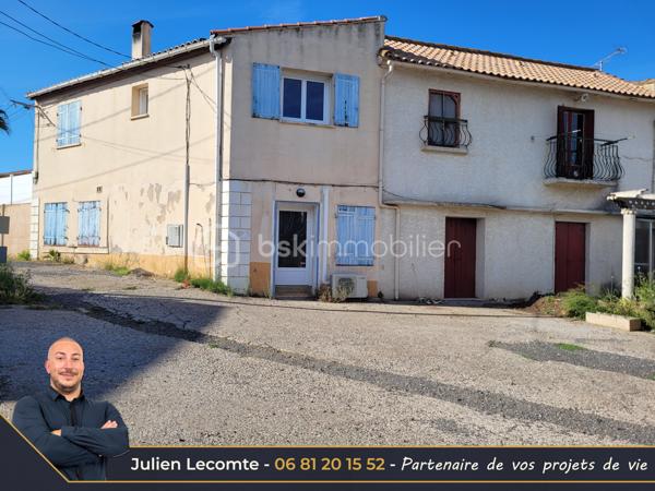 Situé proche du centre-ville d'Agde, cet ensemble immobilier d'environ 220 m² habitables est implanté sur une parcelle de 1 292 m² offrant un fort potentiel.

Actuellement composé de 3 logements indépendants, chacun disposant de son entrée privative, de son garage/box et de ses propres compteurs d'eau et d'électricité, ce bien s'adresse aussi bien à un investisseur qu'à une famille souhaitant développer un projet de résidence principale avec revenus locatifs.

Des travaux de rénovation importants sont à prévoir, mais les possibilités d'exploitation sont nombreuses : rénovation des logements existants, projet locatif, résidence principale avec logements complémentaires, extension ou nouvelle construction sous réserve des règles d'urbanisme en vigueur.

Composition du bien :

Appartement T4 d'environ 90 m² (R+1)
- Séjour de 25 m² avec cheminée
- Cuisine indépendante de 11 m²
- Bureau de 8 m²
- 2 chambres de 14 m² et 16 m²
- Salle de bains avec WC
- Jardin privatif d'environ 30 m²
- Climatisation split et menuiseries PVC

Appartement T3 d'environ 65 m² de plain-pied
- Séjour de 17 m²
- Cuisine indépendante avec cellier
- 2 chambres
- Salle de bains
- WC indépendant
- Jardin privatif d'environ 20 m²
- Chauffage électrique

Appartement T4 d'environ 65 m² au 1er étage
- Pièce de vie avec cuisine ouverte de 28 m²
- 2 chambres
- Bureau
- Salle d'eau avec WC
- Balcon et terrasse
- Chauffage électrique
- Un potentiel rare en centre-ville

La maison est implantée dans un angle de la parcelle, laissant une importante réserve foncière exploitable. Situé en zone UD1a du PLU, ce terrain offre des perspectives intéressantes pour un projet de développement immobilier, avec un COS de 0,6.

Un bien rare sur le secteur, idéal pour un projet patrimonial, locatif ou familial à fort potentiel de valorisation.
