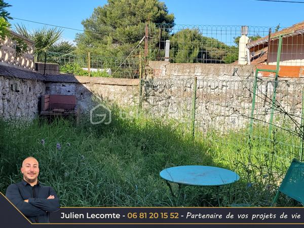 Situé proche du centre-ville d'Agde, cet ensemble immobilier d'environ 220 m² habitables est implanté sur une parcelle de 1 292 m² offrant un fort potentiel.

Actuellement composé de 3 logements indépendants, chacun disposant de son entrée privative, de son garage/box et de ses propres compteurs d'eau et d'électricité, ce bien s'adresse aussi bien à un investisseur qu'à une famille souhaitant développer un projet de résidence principale avec revenus locatifs.

Des travaux de rénovation importants sont à prévoir, mais les possibilités d'exploitation sont nombreuses : rénovation des logements existants, projet locatif, résidence principale avec logements complémentaires, extension ou nouvelle construction sous réserve des règles d'urbanisme en vigueur.

Composition du bien :

Appartement T4 d'environ 90 m² (R+1)
- Séjour de 25 m² avec cheminée
- Cuisine indépendante de 11 m²
- Bureau de 8 m²
- 2 chambres de 14 m² et 16 m²
- Salle de bains avec WC
- Jardin privatif d'environ 30 m²
- Climatisation split et menuiseries PVC

Appartement T3 d'environ 65 m² de plain-pied
- Séjour de 17 m²
- Cuisine indépendante avec cellier
- 2 chambres
- Salle de bains
- WC indépendant
- Jardin privatif d'environ 20 m²
- Chauffage électrique

Appartement T4 d'environ 65 m² au 1er étage
- Pièce de vie avec cuisine ouverte de 28 m²
- 2 chambres
- Bureau
- Salle d'eau avec WC
- Balcon et terrasse
- Chauffage électrique
- Un potentiel rare en centre-ville

La maison est implantée dans un angle de la parcelle, laissant une importante réserve foncière exploitable. Situé en zone UD1a du PLU, ce terrain offre des perspectives intéressantes pour un projet de développement immobilier, avec un COS de 0,6.

Un bien rare sur le secteur, idéal pour un projet patrimonial, locatif ou familial à fort potentiel de valorisation.