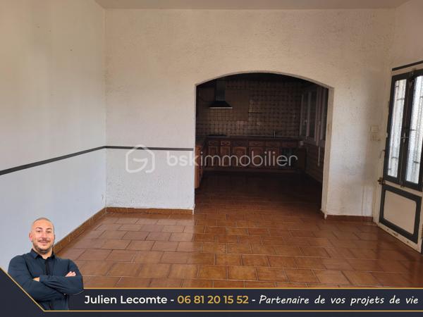 Situé proche du centre-ville d'Agde, cet ensemble immobilier d'environ 220 m² habitables est implanté sur une parcelle de 1 292 m² offrant un fort potentiel.

Actuellement composé de 3 logements indépendants, chacun disposant de son entrée privative, de son garage/box et de ses propres compteurs d'eau et d'électricité, ce bien s'adresse aussi bien à un investisseur qu'à une famille souhaitant développer un projet de résidence principale avec revenus locatifs.

Des travaux de rénovation importants sont à prévoir, mais les possibilités d'exploitation sont nombreuses : rénovation des logements existants, projet locatif, résidence principale avec logements complémentaires, extension ou nouvelle construction sous réserve des règles d'urbanisme en vigueur.

Composition du bien :

Appartement T4 d'environ 90 m² (R+1)
- Séjour de 25 m² avec cheminée
- Cuisine indépendante de 11 m²
- Bureau de 8 m²
- 2 chambres de 14 m² et 16 m²
- Salle de bains avec WC
- Jardin privatif d'environ 30 m²
- Climatisation split et menuiseries PVC

Appartement T3 d'environ 65 m² de plain-pied
- Séjour de 17 m²
- Cuisine indépendante avec cellier
- 2 chambres
- Salle de bains
- WC indépendant
- Jardin privatif d'environ 20 m²
- Chauffage électrique

Appartement T4 d'environ 65 m² au 1er étage
- Pièce de vie avec cuisine ouverte de 28 m²
- 2 chambres
- Bureau
- Salle d'eau avec WC
- Balcon et terrasse
- Chauffage électrique
- Un potentiel rare en centre-ville

La maison est implantée dans un angle de la parcelle, laissant une importante réserve foncière exploitable. Situé en zone UD1a du PLU, ce terrain offre des perspectives intéressantes pour un projet de développement immobilier, avec un COS de 0,6.

Un bien rare sur le secteur, idéal pour un projet patrimonial, locatif ou familial à fort potentiel de valorisation.