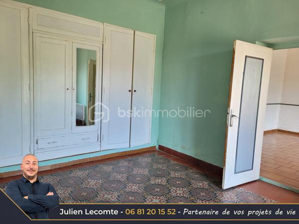 Situé proche du centre-ville d'Agde, cet ensemble immobilier d'environ 220 m² habitables est implanté sur une parcelle de 1 292 m² offrant un fort potentiel.

Actuellement composé de 3 logements indépendants, chacun disposant de son entrée privative, de son garage/box et de ses propres compteurs d'eau et d'électricité, ce bien s'adresse aussi bien à un investisseur qu'à une famille souhaitant développer un projet de résidence principale avec revenus locatifs.

Des travaux de rénovation importants sont à prévoir, mais les possibilités d'exploitation sont nombreuses : rénovation des logements existants, projet locatif, résidence principale avec logements complémentaires, extension ou nouvelle construction sous réserve des règles d'urbanisme en vigueur.

Composition du bien :

Appartement T4 d'environ 90 m² (R+1)
- Séjour de 25 m² avec cheminée
- Cuisine indépendante de 11 m²
- Bureau de 8 m²
- 2 chambres de 14 m² et 16 m²
- Salle de bains avec WC
- Jardin privatif d'environ 30 m²
- Climatisation split et menuiseries PVC

Appartement T3 d'environ 65 m² de plain-pied
- Séjour de 17 m²
- Cuisine indépendante avec cellier
- 2 chambres
- Salle de bains
- WC indépendant
- Jardin privatif d'environ 20 m²
- Chauffage électrique

Appartement T4 d'environ 65 m² au 1er étage
- Pièce de vie avec cuisine ouverte de 28 m²
- 2 chambres
- Bureau
- Salle d'eau avec WC
- Balcon et terrasse
- Chauffage électrique
- Un potentiel rare en centre-ville

La maison est implantée dans un angle de la parcelle, laissant une importante réserve foncière exploitable. Situé en zone UD1a du PLU, ce terrain offre des perspectives intéressantes pour un projet de développement immobilier, avec un COS de 0,6.

Un bien rare sur le secteur, idéal pour un projet patrimonial, locatif ou familial à fort potentiel de valorisation.