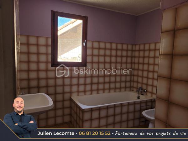 Situé proche du centre-ville d'Agde, cet ensemble immobilier d'environ 220 m² habitables est implanté sur une parcelle de 1 292 m² offrant un fort potentiel.

Actuellement composé de 3 logements indépendants, chacun disposant de son entrée privative, de son garage/box et de ses propres compteurs d'eau et d'électricité, ce bien s'adresse aussi bien à un investisseur qu'à une famille souhaitant développer un projet de résidence principale avec revenus locatifs.

Des travaux de rénovation importants sont à prévoir, mais les possibilités d'exploitation sont nombreuses : rénovation des logements existants, projet locatif, résidence principale avec logements complémentaires, extension ou nouvelle construction sous réserve des règles d'urbanisme en vigueur.

Composition du bien :

Appartement T4 d'environ 90 m² (R+1)
- Séjour de 25 m² avec cheminée
- Cuisine indépendante de 11 m²
- Bureau de 8 m²
- 2 chambres de 14 m² et 16 m²
- Salle de bains avec WC
- Jardin privatif d'environ 30 m²
- Climatisation split et menuiseries PVC

Appartement T3 d'environ 65 m² de plain-pied
- Séjour de 17 m²
- Cuisine indépendante avec cellier
- 2 chambres
- Salle de bains
- WC indépendant
- Jardin privatif d'environ 20 m²
- Chauffage électrique

Appartement T4 d'environ 65 m² au 1er étage
- Pièce de vie avec cuisine ouverte de 28 m²
- 2 chambres
- Bureau
- Salle d'eau avec WC
- Balcon et terrasse
- Chauffage électrique
- Un potentiel rare en centre-ville

La maison est implantée dans un angle de la parcelle, laissant une importante réserve foncière exploitable. Situé en zone UD1a du PLU, ce terrain offre des perspectives intéressantes pour un projet de développement immobilier, avec un COS de 0,6.

Un bien rare sur le secteur, idéal pour un projet patrimonial, locatif ou familial à fort potentiel de valorisation.