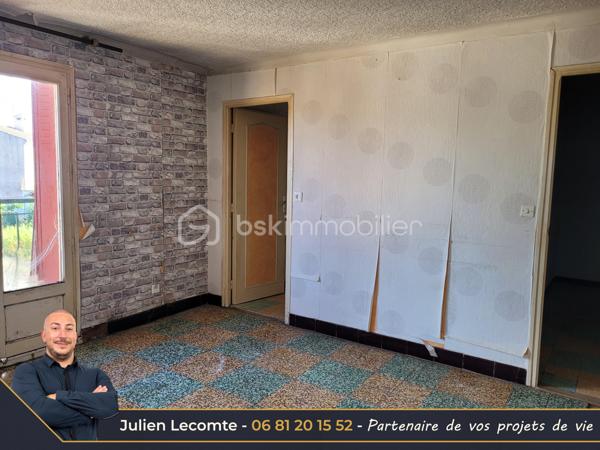 Situé proche du centre-ville d'Agde, cet ensemble immobilier d'environ 220 m² habitables est implanté sur une parcelle de 1 292 m² offrant un fort potentiel.

Actuellement composé de 3 logements indépendants, chacun disposant de son entrée privative, de son garage/box et de ses propres compteurs d'eau et d'électricité, ce bien s'adresse aussi bien à un investisseur qu'à une famille souhaitant développer un projet de résidence principale avec revenus locatifs.

Des travaux de rénovation importants sont à prévoir, mais les possibilités d'exploitation sont nombreuses : rénovation des logements existants, projet locatif, résidence principale avec logements complémentaires, extension ou nouvelle construction sous réserve des règles d'urbanisme en vigueur.

Composition du bien :

Appartement T4 d'environ 90 m² (R+1)
- Séjour de 25 m² avec cheminée
- Cuisine indépendante de 11 m²
- Bureau de 8 m²
- 2 chambres de 14 m² et 16 m²
- Salle de bains avec WC
- Jardin privatif d'environ 30 m²
- Climatisation split et menuiseries PVC

Appartement T3 d'environ 65 m² de plain-pied
- Séjour de 17 m²
- Cuisine indépendante avec cellier
- 2 chambres
- Salle de bains
- WC indépendant
- Jardin privatif d'environ 20 m²
- Chauffage électrique

Appartement T4 d'environ 65 m² au 1er étage
- Pièce de vie avec cuisine ouverte de 28 m²
- 2 chambres
- Bureau
- Salle d'eau avec WC
- Balcon et terrasse
- Chauffage électrique
- Un potentiel rare en centre-ville

La maison est implantée dans un angle de la parcelle, laissant une importante réserve foncière exploitable. Situé en zone UD1a du PLU, ce terrain offre des perspectives intéressantes pour un projet de développement immobilier, avec un COS de 0,6.

Un bien rare sur le secteur, idéal pour un projet patrimonial, locatif ou familial à fort potentiel de valorisation.