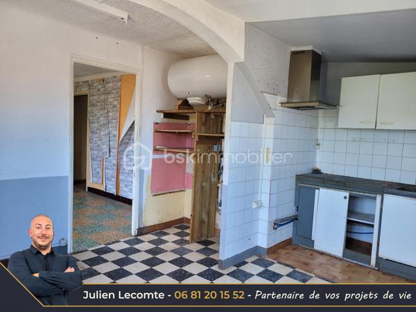 Situé proche du centre-ville d'Agde, cet ensemble immobilier d'environ 220 m² habitables est implanté sur une parcelle de 1 292 m² offrant un fort potentiel.

Actuellement composé de 3 logements indépendants, chacun disposant de son entrée privative, de son garage/box et de ses propres compteurs d'eau et d'électricité, ce bien s'adresse aussi bien à un investisseur qu'à une famille souhaitant développer un projet de résidence principale avec revenus locatifs.

Des travaux de rénovation importants sont à prévoir, mais les possibilités d'exploitation sont nombreuses : rénovation des logements existants, projet locatif, résidence principale avec logements complémentaires, extension ou nouvelle construction sous réserve des règles d'urbanisme en vigueur.

Composition du bien :

Appartement T4 d'environ 90 m² (R+1)
- Séjour de 25 m² avec cheminée
- Cuisine indépendante de 11 m²
- Bureau de 8 m²
- 2 chambres de 14 m² et 16 m²
- Salle de bains avec WC
- Jardin privatif d'environ 30 m²
- Climatisation split et menuiseries PVC

Appartement T3 d'environ 65 m² de plain-pied
- Séjour de 17 m²
- Cuisine indépendante avec cellier
- 2 chambres
- Salle de bains
- WC indépendant
- Jardin privatif d'environ 20 m²
- Chauffage électrique

Appartement T4 d'environ 65 m² au 1er étage
- Pièce de vie avec cuisine ouverte de 28 m²
- 2 chambres
- Bureau
- Salle d'eau avec WC
- Balcon et terrasse
- Chauffage électrique
- Un potentiel rare en centre-ville

La maison est implantée dans un angle de la parcelle, laissant une importante réserve foncière exploitable. Situé en zone UD1a du PLU, ce terrain offre des perspectives intéressantes pour un projet de développement immobilier, avec un COS de 0,6.

Un bien rare sur le secteur, idéal pour un projet patrimonial, locatif ou familial à fort potentiel de valorisation.