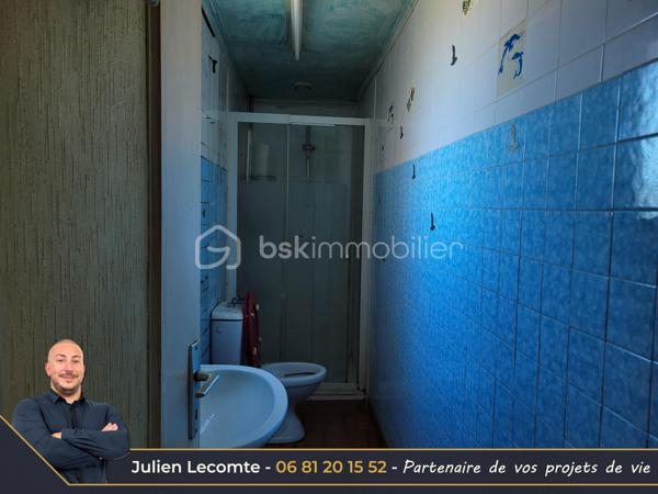Situé proche du centre-ville d'Agde, cet ensemble immobilier d'environ 220 m² habitables est implanté sur une parcelle de 1 292 m² offrant un fort potentiel.

Actuellement composé de 3 logements indépendants, chacun disposant de son entrée privative, de son garage/box et de ses propres compteurs d'eau et d'électricité, ce bien s'adresse aussi bien à un investisseur qu'à une famille souhaitant développer un projet de résidence principale avec revenus locatifs.

Des travaux de rénovation importants sont à prévoir, mais les possibilités d'exploitation sont nombreuses : rénovation des logements existants, projet locatif, résidence principale avec logements complémentaires, extension ou nouvelle construction sous réserve des règles d'urbanisme en vigueur.

Composition du bien :

Appartement T4 d'environ 90 m² (R+1)
- Séjour de 25 m² avec cheminée
- Cuisine indépendante de 11 m²
- Bureau de 8 m²
- 2 chambres de 14 m² et 16 m²
- Salle de bains avec WC
- Jardin privatif d'environ 30 m²
- Climatisation split et menuiseries PVC

Appartement T3 d'environ 65 m² de plain-pied
- Séjour de 17 m²
- Cuisine indépendante avec cellier
- 2 chambres
- Salle de bains
- WC indépendant
- Jardin privatif d'environ 20 m²
- Chauffage électrique

Appartement T4 d'environ 65 m² au 1er étage
- Pièce de vie avec cuisine ouverte de 28 m²
- 2 chambres
- Bureau
- Salle d'eau avec WC
- Balcon et terrasse
- Chauffage électrique
- Un potentiel rare en centre-ville

La maison est implantée dans un angle de la parcelle, laissant une importante réserve foncière exploitable. Situé en zone UD1a du PLU, ce terrain offre des perspectives intéressantes pour un projet de développement immobilier, avec un COS de 0,6.

Un bien rare sur le secteur, idéal pour un projet patrimonial, locatif ou familial à fort potentiel de valorisation.