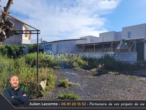Situé proche du centre-ville d'Agde, cet ensemble immobilier d'environ 220 m² habitables est implanté sur une parcelle de 1 292 m² offrant un fort potentiel.

Actuellement composé de 3 logements indépendants, chacun disposant de son entrée privative, de son garage/box et de ses propres compteurs d'eau et d'électricité, ce bien s'adresse aussi bien à un investisseur qu'à une famille souhaitant développer un projet de résidence principale avec revenus locatifs.

Des travaux de rénovation importants sont à prévoir, mais les possibilités d'exploitation sont nombreuses : rénovation des logements existants, projet locatif, résidence principale avec logements complémentaires, extension ou nouvelle construction sous réserve des règles d'urbanisme en vigueur.

Composition du bien :

Appartement T4 d'environ 90 m² (R+1)
- Séjour de 25 m² avec cheminée
- Cuisine indépendante de 11 m²
- Bureau de 8 m²
- 2 chambres de 14 m² et 16 m²
- Salle de bains avec WC
- Jardin privatif d'environ 30 m²
- Climatisation split et menuiseries PVC

Appartement T3 d'environ 65 m² de plain-pied
- Séjour de 17 m²
- Cuisine indépendante avec cellier
- 2 chambres
- Salle de bains
- WC indépendant
- Jardin privatif d'environ 20 m²
- Chauffage électrique

Appartement T4 d'environ 65 m² au 1er étage
- Pièce de vie avec cuisine ouverte de 28 m²
- 2 chambres
- Bureau
- Salle d'eau avec WC
- Balcon et terrasse
- Chauffage électrique
- Un potentiel rare en centre-ville

La maison est implantée dans un angle de la parcelle, laissant une importante réserve foncière exploitable. Situé en zone UD1a du PLU, ce terrain offre des perspectives intéressantes pour un projet de développement immobilier, avec un COS de 0,6.

Un bien rare sur le secteur, idéal pour un projet patrimonial, locatif ou familial à fort potentiel de valorisation.