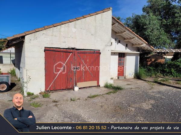 Situé proche du centre-ville d'Agde, cet ensemble immobilier d'environ 220 m² habitables est implanté sur une parcelle de 1 292 m² offrant un fort potentiel.

Actuellement composé de 3 logements indépendants, chacun disposant de son entrée privative, de son garage/box et de ses propres compteurs d'eau et d'électricité, ce bien s'adresse aussi bien à un investisseur qu'à une famille souhaitant développer un projet de résidence principale avec revenus locatifs.

Des travaux de rénovation importants sont à prévoir, mais les possibilités d'exploitation sont nombreuses : rénovation des logements existants, projet locatif, résidence principale avec logements complémentaires, extension ou nouvelle construction sous réserve des règles d'urbanisme en vigueur.

Composition du bien :

Appartement T4 d'environ 90 m² (R+1)
- Séjour de 25 m² avec cheminée
- Cuisine indépendante de 11 m²
- Bureau de 8 m²
- 2 chambres de 14 m² et 16 m²
- Salle de bains avec WC
- Jardin privatif d'environ 30 m²
- Climatisation split et menuiseries PVC

Appartement T3 d'environ 65 m² de plain-pied
- Séjour de 17 m²
- Cuisine indépendante avec cellier
- 2 chambres
- Salle de bains
- WC indépendant
- Jardin privatif d'environ 20 m²
- Chauffage électrique

Appartement T4 d'environ 65 m² au 1er étage
- Pièce de vie avec cuisine ouverte de 28 m²
- 2 chambres
- Bureau
- Salle d'eau avec WC
- Balcon et terrasse
- Chauffage électrique
- Un potentiel rare en centre-ville

La maison est implantée dans un angle de la parcelle, laissant une importante réserve foncière exploitable. Situé en zone UD1a du PLU, ce terrain offre des perspectives intéressantes pour un projet de développement immobilier, avec un COS de 0,6.

Un bien rare sur le secteur, idéal pour un projet patrimonial, locatif ou familial à fort potentiel de valorisation.