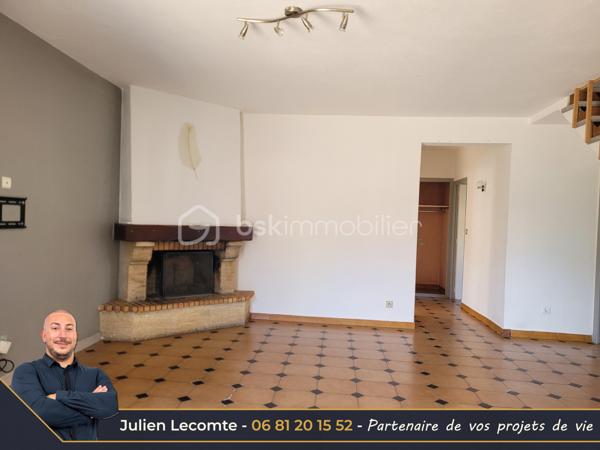 Situé proche du centre-ville d'Agde, cet ensemble immobilier d'environ 220 m² habitables est implanté sur une parcelle de 1 292 m² offrant un fort potentiel.

Actuellement composé de 3 logements indépendants, chacun disposant de son entrée privative, de son garage/box et de ses propres compteurs d'eau et d'électricité, ce bien s'adresse aussi bien à un investisseur qu'à une famille souhaitant développer un projet de résidence principale avec revenus locatifs.

Des travaux de rénovation importants sont à prévoir, mais les possibilités d'exploitation sont nombreuses : rénovation des logements existants, projet locatif, résidence principale avec logements complémentaires, extension ou nouvelle construction sous réserve des règles d'urbanisme en vigueur.

Composition du bien :

Appartement T4 d'environ 90 m² (R+1)
- Séjour de 25 m² avec cheminée
- Cuisine indépendante de 11 m²
- Bureau de 8 m²
- 2 chambres de 14 m² et 16 m²
- Salle de bains avec WC
- Jardin privatif d'environ 30 m²
- Climatisation split et menuiseries PVC

Appartement T3 d'environ 65 m² de plain-pied
- Séjour de 17 m²
- Cuisine indépendante avec cellier
- 2 chambres
- Salle de bains
- WC indépendant
- Jardin privatif d'environ 20 m²
- Chauffage électrique

Appartement T4 d'environ 65 m² au 1er étage
- Pièce de vie avec cuisine ouverte de 28 m²
- 2 chambres
- Bureau
- Salle d'eau avec WC
- Balcon et terrasse
- Chauffage électrique
- Un potentiel rare en centre-ville

La maison est implantée dans un angle de la parcelle, laissant une importante réserve foncière exploitable. Situé en zone UD1a du PLU, ce terrain offre des perspectives intéressantes pour un projet de développement immobilier, avec un COS de 0,6.

Un bien rare sur le secteur, idéal pour un projet patrimonial, locatif ou familial à fort potentiel de valorisation.