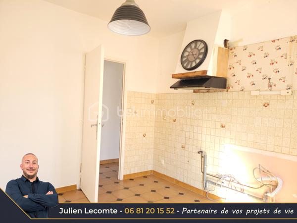 Situé proche du centre-ville d'Agde, cet ensemble immobilier d'environ 220 m² habitables est implanté sur une parcelle de 1 292 m² offrant un fort potentiel.

Actuellement composé de 3 logements indépendants, chacun disposant de son entrée privative, de son garage/box et de ses propres compteurs d'eau et d'électricité, ce bien s'adresse aussi bien à un investisseur qu'à une famille souhaitant développer un projet de résidence principale avec revenus locatifs.

Des travaux de rénovation importants sont à prévoir, mais les possibilités d'exploitation sont nombreuses : rénovation des logements existants, projet locatif, résidence principale avec logements complémentaires, extension ou nouvelle construction sous réserve des règles d'urbanisme en vigueur.

Composition du bien :

Appartement T4 d'environ 90 m² (R+1)
- Séjour de 25 m² avec cheminée
- Cuisine indépendante de 11 m²
- Bureau de 8 m²
- 2 chambres de 14 m² et 16 m²
- Salle de bains avec WC
- Jardin privatif d'environ 30 m²
- Climatisation split et menuiseries PVC

Appartement T3 d'environ 65 m² de plain-pied
- Séjour de 17 m²
- Cuisine indépendante avec cellier
- 2 chambres
- Salle de bains
- WC indépendant
- Jardin privatif d'environ 20 m²
- Chauffage électrique

Appartement T4 d'environ 65 m² au 1er étage
- Pièce de vie avec cuisine ouverte de 28 m²
- 2 chambres
- Bureau
- Salle d'eau avec WC
- Balcon et terrasse
- Chauffage électrique
- Un potentiel rare en centre-ville

La maison est implantée dans un angle de la parcelle, laissant une importante réserve foncière exploitable. Situé en zone UD1a du PLU, ce terrain offre des perspectives intéressantes pour un projet de développement immobilier, avec un COS de 0,6.

Un bien rare sur le secteur, idéal pour un projet patrimonial, locatif ou familial à fort potentiel de valorisation.
