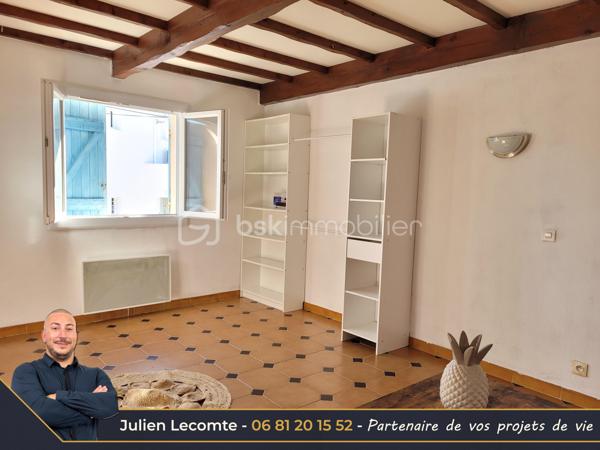 Situé proche du centre-ville d'Agde, cet ensemble immobilier d'environ 220 m² habitables est implanté sur une parcelle de 1 292 m² offrant un fort potentiel.

Actuellement composé de 3 logements indépendants, chacun disposant de son entrée privative, de son garage/box et de ses propres compteurs d'eau et d'électricité, ce bien s'adresse aussi bien à un investisseur qu'à une famille souhaitant développer un projet de résidence principale avec revenus locatifs.

Des travaux de rénovation importants sont à prévoir, mais les possibilités d'exploitation sont nombreuses : rénovation des logements existants, projet locatif, résidence principale avec logements complémentaires, extension ou nouvelle construction sous réserve des règles d'urbanisme en vigueur.

Composition du bien :

Appartement T4 d'environ 90 m² (R+1)
- Séjour de 25 m² avec cheminée
- Cuisine indépendante de 11 m²
- Bureau de 8 m²
- 2 chambres de 14 m² et 16 m²
- Salle de bains avec WC
- Jardin privatif d'environ 30 m²
- Climatisation split et menuiseries PVC

Appartement T3 d'environ 65 m² de plain-pied
- Séjour de 17 m²
- Cuisine indépendante avec cellier
- 2 chambres
- Salle de bains
- WC indépendant
- Jardin privatif d'environ 20 m²
- Chauffage électrique

Appartement T4 d'environ 65 m² au 1er étage
- Pièce de vie avec cuisine ouverte de 28 m²
- 2 chambres
- Bureau
- Salle d'eau avec WC
- Balcon et terrasse
- Chauffage électrique
- Un potentiel rare en centre-ville

La maison est implantée dans un angle de la parcelle, laissant une importante réserve foncière exploitable. Situé en zone UD1a du PLU, ce terrain offre des perspectives intéressantes pour un projet de développement immobilier, avec un COS de 0,6.

Un bien rare sur le secteur, idéal pour un projet patrimonial, locatif ou familial à fort potentiel de valorisation.