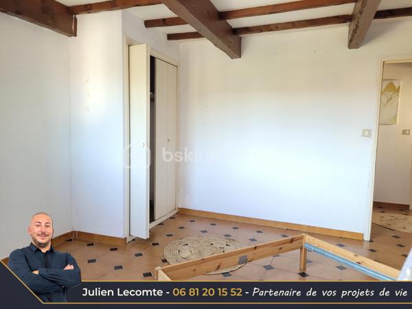 Situé proche du centre-ville d'Agde, cet ensemble immobilier d'environ 220 m² habitables est implanté sur une parcelle de 1 292 m² offrant un fort potentiel.

Actuellement composé de 3 logements indépendants, chacun disposant de son entrée privative, de son garage/box et de ses propres compteurs d'eau et d'électricité, ce bien s'adresse aussi bien à un investisseur qu'à une famille souhaitant développer un projet de résidence principale avec revenus locatifs.

Des travaux de rénovation importants sont à prévoir, mais les possibilités d'exploitation sont nombreuses : rénovation des logements existants, projet locatif, résidence principale avec logements complémentaires, extension ou nouvelle construction sous réserve des règles d'urbanisme en vigueur.

Composition du bien :

Appartement T4 d'environ 90 m² (R+1)
- Séjour de 25 m² avec cheminée
- Cuisine indépendante de 11 m²
- Bureau de 8 m²
- 2 chambres de 14 m² et 16 m²
- Salle de bains avec WC
- Jardin privatif d'environ 30 m²
- Climatisation split et menuiseries PVC

Appartement T3 d'environ 65 m² de plain-pied
- Séjour de 17 m²
- Cuisine indépendante avec cellier
- 2 chambres
- Salle de bains
- WC indépendant
- Jardin privatif d'environ 20 m²
- Chauffage électrique

Appartement T4 d'environ 65 m² au 1er étage
- Pièce de vie avec cuisine ouverte de 28 m²
- 2 chambres
- Bureau
- Salle d'eau avec WC
- Balcon et terrasse
- Chauffage électrique
- Un potentiel rare en centre-ville

La maison est implantée dans un angle de la parcelle, laissant une importante réserve foncière exploitable. Situé en zone UD1a du PLU, ce terrain offre des perspectives intéressantes pour un projet de développement immobilier, avec un COS de 0,6.

Un bien rare sur le secteur, idéal pour un projet patrimonial, locatif ou familial à fort potentiel de valorisation.