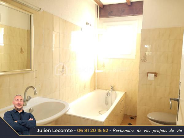 Situé proche du centre-ville d'Agde, cet ensemble immobilier d'environ 220 m² habitables est implanté sur une parcelle de 1 292 m² offrant un fort potentiel.

Actuellement composé de 3 logements indépendants, chacun disposant de son entrée privative, de son garage/box et de ses propres compteurs d'eau et d'électricité, ce bien s'adresse aussi bien à un investisseur qu'à une famille souhaitant développer un projet de résidence principale avec revenus locatifs.

Des travaux de rénovation importants sont à prévoir, mais les possibilités d'exploitation sont nombreuses : rénovation des logements existants, projet locatif, résidence principale avec logements complémentaires, extension ou nouvelle construction sous réserve des règles d'urbanisme en vigueur.

Composition du bien :

Appartement T4 d'environ 90 m² (R+1)
- Séjour de 25 m² avec cheminée
- Cuisine indépendante de 11 m²
- Bureau de 8 m²
- 2 chambres de 14 m² et 16 m²
- Salle de bains avec WC
- Jardin privatif d'environ 30 m²
- Climatisation split et menuiseries PVC

Appartement T3 d'environ 65 m² de plain-pied
- Séjour de 17 m²
- Cuisine indépendante avec cellier
- 2 chambres
- Salle de bains
- WC indépendant
- Jardin privatif d'environ 20 m²
- Chauffage électrique

Appartement T4 d'environ 65 m² au 1er étage
- Pièce de vie avec cuisine ouverte de 28 m²
- 2 chambres
- Bureau
- Salle d'eau avec WC
- Balcon et terrasse
- Chauffage électrique
- Un potentiel rare en centre-ville

La maison est implantée dans un angle de la parcelle, laissant une importante réserve foncière exploitable. Situé en zone UD1a du PLU, ce terrain offre des perspectives intéressantes pour un projet de développement immobilier, avec un COS de 0,6.

Un bien rare sur le secteur, idéal pour un projet patrimonial, locatif ou familial à fort potentiel de valorisation.
