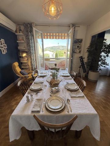 Situé au 1ᵉʳ étage avec ascenseur, à proximité immédiate du centre-ville et des commerces, dans un secteur très agréable & calme, ce spacieux appartement traversant de 80m² offre un cadre de vie confortable avec son grand balcon et son garage privatif. Des travaux de rénovation énergétique ont été votés en assemblée générale de copropriété et sont pris en charge par les vendeurs.

Composition : 

	•	Salle à manger de 15m² avec climatisation réversible
	•	Salon de 13m² (pouvant être aménagé en 3ème chambre selon les besoins)
	•	Cuisine équipée de 8,5m² (lave-vaisselle, hotte, plaque de cuisson, réfrigérateur)
	•	Chambre parentale de 13m² avec grands placards, donnant sur le grand balcon 
	•	Chambre de 11m² avec grands placards, donnant sur la cour intérieure de l’immeuble
	•	Salle d’eau & WC séparé
	•	Balcon de 11m²
	•	Loggia de 4,5m²
	•	2 celliers
	•	Garage motorisé de 22m²

Autres caractéristiques :

	•	Ascenseur
	•	Cour privée fermée avec places de stationnement
	•	Appartement traversant Est/ Ouest
 	•	Secteur très calme 
	•	Fenêtres PVC double vitrage 
	•	Chauffage collectif 
	•	DPE : E (travaux de rénovation énergétique votés et financés par les vendeurs -> amélioration de la performance énergétique prévue)