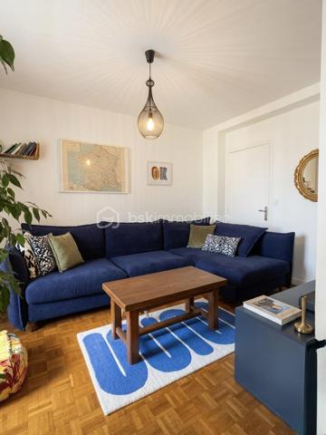 Situé au 1ᵉʳ étage avec ascenseur, à proximité immédiate du centre-ville et des commerces, dans un secteur très agréable & calme, ce spacieux appartement traversant de 80m² offre un cadre de vie confortable avec son grand balcon et son garage privatif. Des travaux de rénovation énergétique ont été votés en assemblée générale de copropriété et sont pris en charge par les vendeurs.

Composition : 

	•	Salle à manger de 15m² avec climatisation réversible
	•	Salon de 13m² (pouvant être aménagé en 3ème chambre selon les besoins)
	•	Cuisine équipée de 8,5m² (lave-vaisselle, hotte, plaque de cuisson, réfrigérateur)
	•	Chambre parentale de 13m² avec grands placards, donnant sur le grand balcon 
	•	Chambre de 11m² avec grands placards, donnant sur la cour intérieure de l’immeuble
	•	Salle d’eau & WC séparé
	•	Balcon de 11m²
	•	Loggia de 4,5m²
	•	2 celliers
	•	Garage motorisé de 22m²

Autres caractéristiques :

	•	Ascenseur
	•	Cour privée fermée avec places de stationnement
	•	Appartement traversant Est/ Ouest
 	•	Secteur très calme 
	•	Fenêtres PVC double vitrage 
	•	Chauffage collectif 
	•	DPE : E (travaux de rénovation énergétique votés et financés par les vendeurs -> amélioration de la performance énergétique prévue)