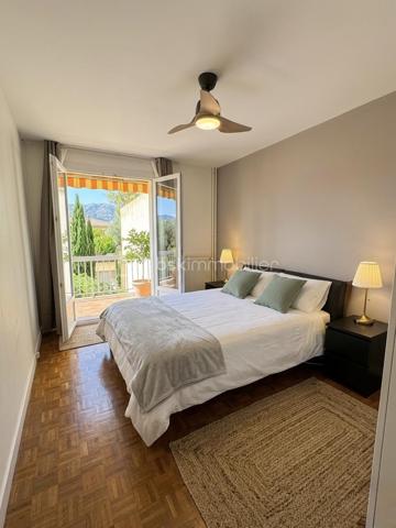 Situé au 1ᵉʳ étage avec ascenseur, à proximité immédiate du centre-ville et des commerces, dans un secteur très agréable & calme, ce spacieux appartement traversant de 80m² offre un cadre de vie confortable avec son grand balcon et son garage privatif. Des travaux de rénovation énergétique ont été votés en assemblée générale de copropriété et sont pris en charge par les vendeurs.

Composition : 

	•	Salle à manger de 15m² avec climatisation réversible
	•	Salon de 13m² (pouvant être aménagé en 3ème chambre selon les besoins)
	•	Cuisine équipée de 8,5m² (lave-vaisselle, hotte, plaque de cuisson, réfrigérateur)
	•	Chambre parentale de 13m² avec grands placards, donnant sur le grand balcon 
	•	Chambre de 11m² avec grands placards, donnant sur la cour intérieure de l’immeuble
	•	Salle d’eau & WC séparé
	•	Balcon de 11m²
	•	Loggia de 4,5m²
	•	2 celliers
	•	Garage motorisé de 22m²

Autres caractéristiques :

	•	Ascenseur
	•	Cour privée fermée avec places de stationnement
	•	Appartement traversant Est/ Ouest
 	•	Secteur très calme 
	•	Fenêtres PVC double vitrage 
	•	Chauffage collectif 
	•	DPE : E (travaux de rénovation énergétique votés et financés par les vendeurs -> amélioration de la performance énergétique prévue)