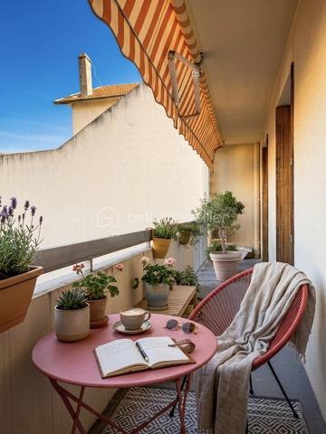 Situé au 1ᵉʳ étage avec ascenseur, à proximité immédiate du centre-ville et des commerces, dans un secteur très agréable & calme, ce spacieux appartement traversant de 80m² offre un cadre de vie confortable avec son grand balcon et son garage privatif. Des travaux de rénovation énergétique ont été votés en assemblée générale de copropriété et sont pris en charge par les vendeurs.

Composition : 

	•	Salle à manger de 15m² avec climatisation réversible
	•	Salon de 13m² (pouvant être aménagé en 3ème chambre selon les besoins)
	•	Cuisine équipée de 8,5m² (lave-vaisselle, hotte, plaque de cuisson, réfrigérateur)
	•	Chambre parentale de 13m² avec grands placards, donnant sur le grand balcon 
	•	Chambre de 11m² avec grands placards, donnant sur la cour intérieure de l’immeuble
	•	Salle d’eau & WC séparé
	•	Balcon de 11m²
	•	Loggia de 4,5m²
	•	2 celliers
	•	Garage motorisé de 22m²

Autres caractéristiques :

	•	Ascenseur
	•	Cour privée fermée avec places de stationnement
	•	Appartement traversant Est/ Ouest
 	•	Secteur très calme 
	•	Fenêtres PVC double vitrage 
	•	Chauffage collectif 
	•	DPE : E (travaux de rénovation énergétique votés et financés par les vendeurs -> amélioration de la performance énergétique prévue)