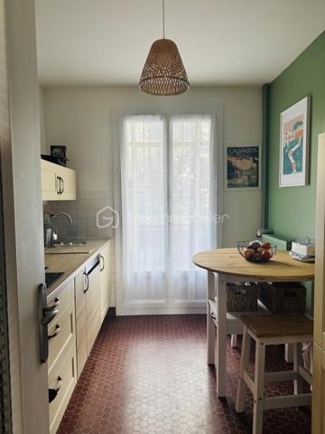 Situé au 1ᵉʳ étage avec ascenseur, à proximité immédiate du centre-ville et des commerces, dans un secteur très agréable & calme, ce spacieux appartement traversant de 80m² offre un cadre de vie confortable avec son grand balcon et son garage privatif. Des travaux de rénovation énergétique ont été votés en assemblée générale de copropriété et sont pris en charge par les vendeurs.

Composition : 

	•	Salle à manger de 15m² avec climatisation réversible
	•	Salon de 13m² (pouvant être aménagé en 3ème chambre selon les besoins)
	•	Cuisine équipée de 8,5m² (lave-vaisselle, hotte, plaque de cuisson, réfrigérateur)
	•	Chambre parentale de 13m² avec grands placards, donnant sur le grand balcon 
	•	Chambre de 11m² avec grands placards, donnant sur la cour intérieure de l’immeuble
	•	Salle d’eau & WC séparé
	•	Balcon de 11m²
	•	Loggia de 4,5m²
	•	2 celliers
	•	Garage motorisé de 22m²

Autres caractéristiques :

	•	Ascenseur
	•	Cour privée fermée avec places de stationnement
	•	Appartement traversant Est/ Ouest
 	•	Secteur très calme 
	•	Fenêtres PVC double vitrage 
	•	Chauffage collectif 
	•	DPE : E (travaux de rénovation énergétique votés et financés par les vendeurs -> amélioration de la performance énergétique prévue)