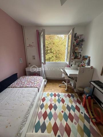 Situé au 1ᵉʳ étage avec ascenseur, à proximité immédiate du centre-ville et des commerces, dans un secteur très agréable & calme, ce spacieux appartement traversant de 80m² offre un cadre de vie confortable avec son grand balcon et son garage privatif. Des travaux de rénovation énergétique ont été votés en assemblée générale de copropriété et sont pris en charge par les vendeurs.

Composition : 

	•	Salle à manger de 15m² avec climatisation réversible
	•	Salon de 13m² (pouvant être aménagé en 3ème chambre selon les besoins)
	•	Cuisine équipée de 8,5m² (lave-vaisselle, hotte, plaque de cuisson, réfrigérateur)
	•	Chambre parentale de 13m² avec grands placards, donnant sur le grand balcon 
	•	Chambre de 11m² avec grands placards, donnant sur la cour intérieure de l’immeuble
	•	Salle d’eau & WC séparé
	•	Balcon de 11m²
	•	Loggia de 4,5m²
	•	2 celliers
	•	Garage motorisé de 22m²

Autres caractéristiques :

	•	Ascenseur
	•	Cour privée fermée avec places de stationnement
	•	Appartement traversant Est/ Ouest
 	•	Secteur très calme 
	•	Fenêtres PVC double vitrage 
	•	Chauffage collectif 
	•	DPE : E (travaux de rénovation énergétique votés et financés par les vendeurs -> amélioration de la performance énergétique prévue)