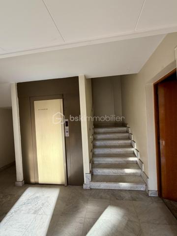Situé au 1ᵉʳ étage avec ascenseur, à proximité immédiate du centre-ville et des commerces, dans un secteur très agréable & calme, ce spacieux appartement traversant de 80m² offre un cadre de vie confortable avec son grand balcon et son garage privatif. Des travaux de rénovation énergétique ont été votés en assemblée générale de copropriété et sont pris en charge par les vendeurs.

Composition : 

	•	Salle à manger de 15m² avec climatisation réversible
	•	Salon de 13m² (pouvant être aménagé en 3ème chambre selon les besoins)
	•	Cuisine équipée de 8,5m² (lave-vaisselle, hotte, plaque de cuisson, réfrigérateur)
	•	Chambre parentale de 13m² avec grands placards, donnant sur le grand balcon 
	•	Chambre de 11m² avec grands placards, donnant sur la cour intérieure de l’immeuble
	•	Salle d’eau & WC séparé
	•	Balcon de 11m²
	•	Loggia de 4,5m²
	•	2 celliers
	•	Garage motorisé de 22m²

Autres caractéristiques :

	•	Ascenseur
	•	Cour privée fermée avec places de stationnement
	•	Appartement traversant Est/ Ouest
 	•	Secteur très calme 
	•	Fenêtres PVC double vitrage 
	•	Chauffage collectif 
	•	DPE : E (travaux de rénovation énergétique votés et financés par les vendeurs -> amélioration de la performance énergétique prévue)