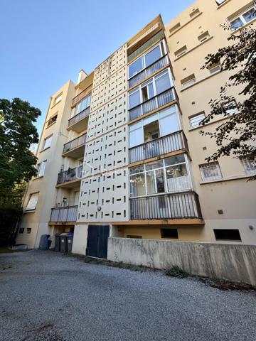 Situé au 1ᵉʳ étage avec ascenseur, à proximité immédiate du centre-ville et des commerces, dans un secteur très agréable & calme, ce spacieux appartement traversant de 80m² offre un cadre de vie confortable avec son grand balcon et son garage privatif. Des travaux de rénovation énergétique ont été votés en assemblée générale de copropriété et sont pris en charge par les vendeurs.

Composition : 

	•	Salle à manger de 15m² avec climatisation réversible
	•	Salon de 13m² (pouvant être aménagé en 3ème chambre selon les besoins)
	•	Cuisine équipée de 8,5m² (lave-vaisselle, hotte, plaque de cuisson, réfrigérateur)
	•	Chambre parentale de 13m² avec grands placards, donnant sur le grand balcon 
	•	Chambre de 11m² avec grands placards, donnant sur la cour intérieure de l’immeuble
	•	Salle d’eau & WC séparé
	•	Balcon de 11m²
	•	Loggia de 4,5m²
	•	2 celliers
	•	Garage motorisé de 22m²

Autres caractéristiques :

	•	Ascenseur
	•	Cour privée fermée avec places de stationnement
	•	Appartement traversant Est/ Ouest
 	•	Secteur très calme 
	•	Fenêtres PVC double vitrage 
	•	Chauffage collectif 
	•	DPE : E (travaux de rénovation énergétique votés et financés par les vendeurs -> amélioration de la performance énergétique prévue)