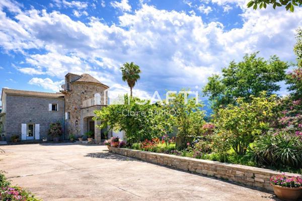 Somptueuse villa atypique avec sa tourelle proche mer