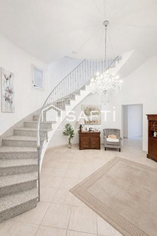 Somptueuse villa atypique avec sa tourelle proche mer