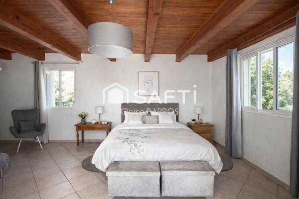 Somptueuse villa atypique avec sa tourelle proche mer