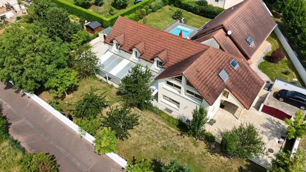 Dijon-Sud, Clos du Roy. Maison T8 de 255 m2 possibilité, 7 chambres, sur un terrain de 790 m2 et 150m2 s-sol