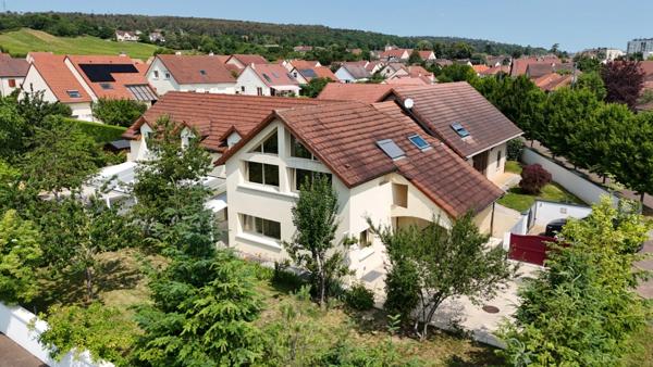 Dijon-Sud, Clos du Roy. Maison T8 de 255 m2 possibilité, 7 chambres, sur un terrain de 790 m2 et 150m2 s-sol