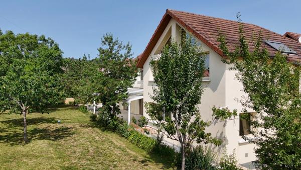 Dijon-Sud, Clos du Roy. Maison T8 de 255 m2 possibilité, 7 chambres, sur un terrain de 790 m2 et 150m2 s-sol