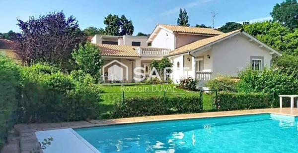 Maison d’architecte 238m2 avec 7 pièces et piscine