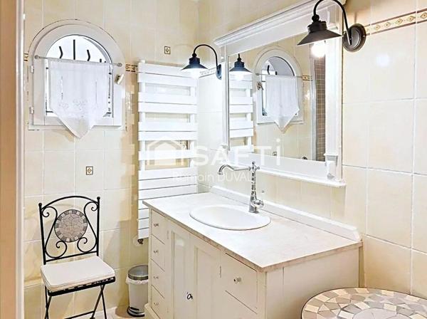 Maison d’architecte 238m2 avec 7 pièces et piscine